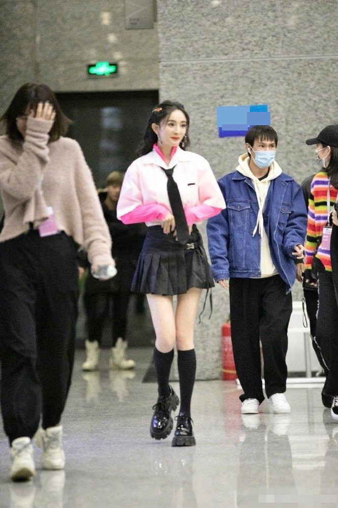 ##s###Người đẹp mặc váy ngắn khoe chân dài với làn da trắng mịn, biểu cảm và ngoại hình trẻ trung như nữ sinh đôi mươi dù cô đã là bà mẹ 1 con.