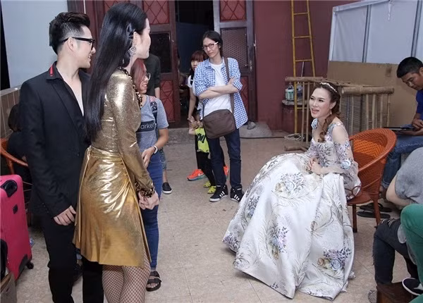 Hình ảnh Đông Nhi khép nép, lễ phép chào hỏi Mỹ Tâm khiến nhiều người thích thú. Có thể thấy, mặc dù đã là ngôi sao đình đám nhưng Đông Nhi vẫn hồi hộp, bẽn lẽn khi gặp thần tượng lớn nhất trong nghệ thuật của cô.