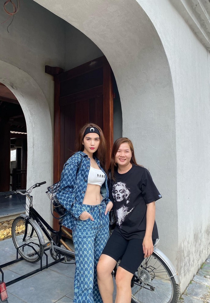 Ngọc Trinh phong cách cá tính bên cạnh trợ lý trong hậu trường buổi chụp ảnh.