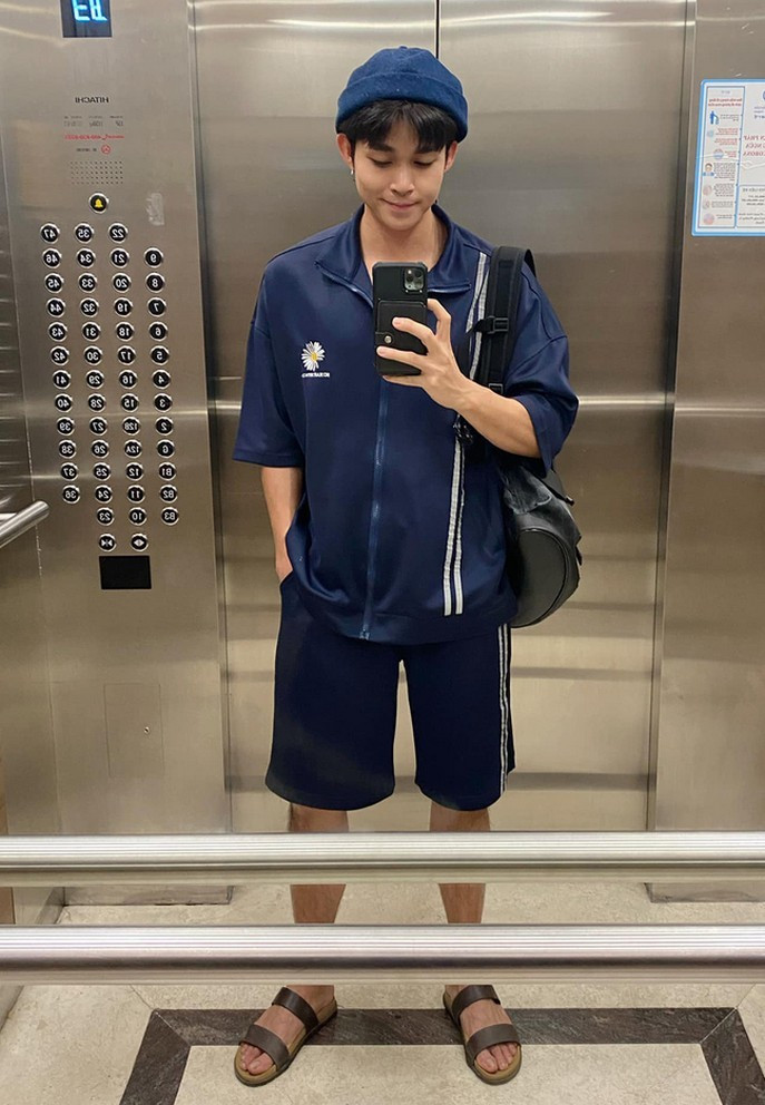 Jun Phạm bị trêu trông như nam sinh đi học với trang phục thể thao cùng dép sandal.