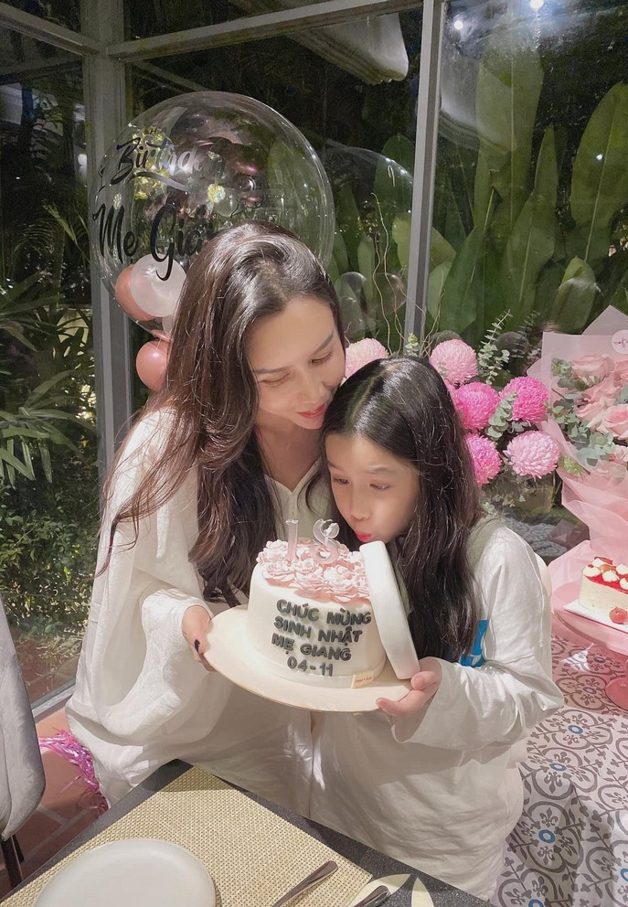 "Cảm ơn bạn trai, gia đình và tất cả lời chúc và tình cảm của mọi người giành cho Giang trong ngày sinh nhật", cô viết. Nhiều bạn bè, khán giả để lại nhiều lời chúc mong nữ ca sĩ Lưu Hương Giang bước sang tuổi mới may mắn, hạnh phúc.