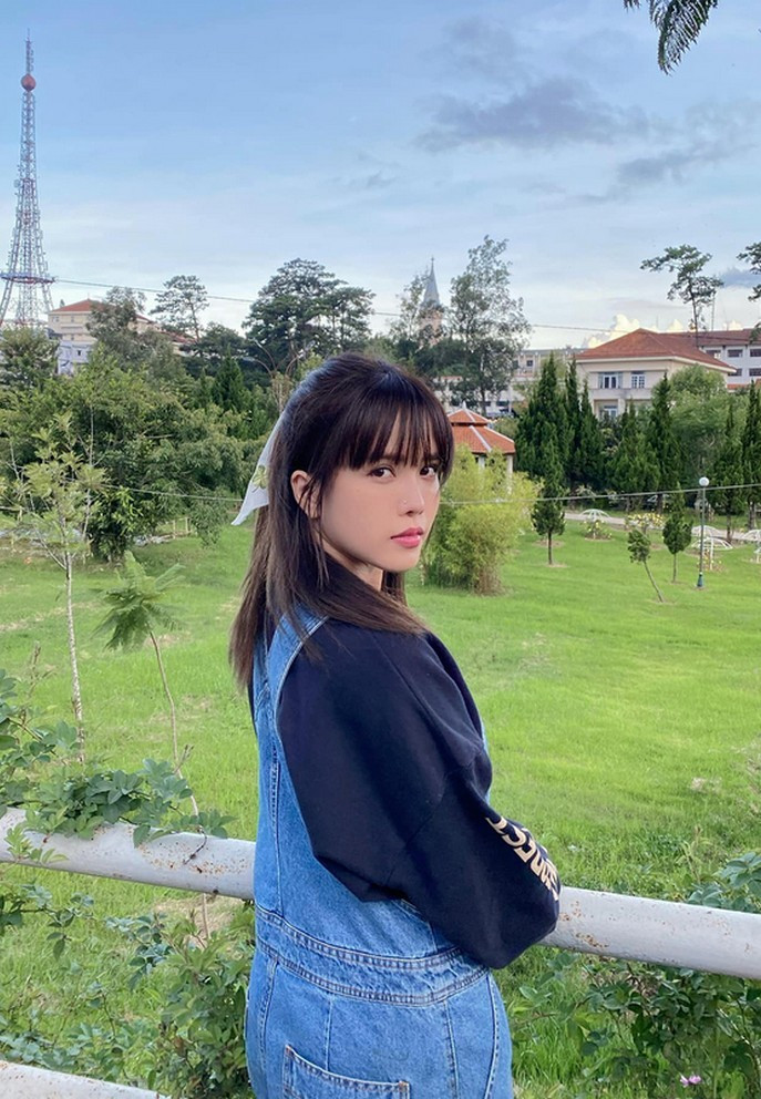 Thiều Bảo Trâm với phong cách đời thường giản dị nhưng vẫn nổi bật với khuôn mặt thanh tú.