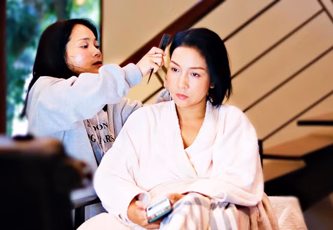 Diva Mỹ Linh với khoảnh khắc suy tư trong lúc trang điểm. Nữ ca sĩ tự nể mình khi có thể chu toàn tốt vai trò nội trợ và công việc ca hát.