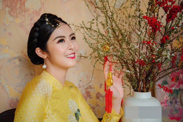 Ngoài sự chỉn chu cho bản thân, Ngọc Hân còn cực kỳ kín tiếng trong chuyện riêng tư. Có bạn trai đã hơn 10 năm qua nhưng người đẹp gần đây mới công khai với khán giả. Cặp đôi đã lên kế hoạch kết hôn nhưng liên tục gặp những sự cố khách quan.