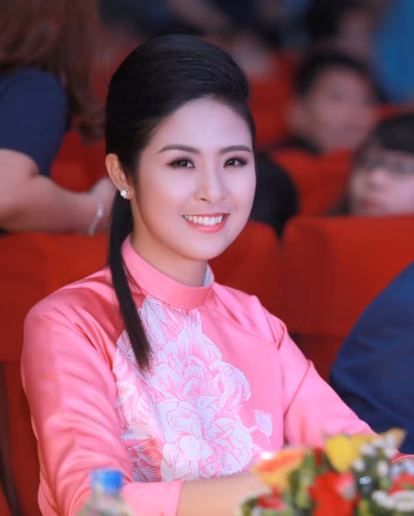 Cô xây dựng sự nghiệp cho riêng mình với định hướng rõ ràng. Ngọc Hân nỗ lực với vai trò là nhà thiết kế. Người đẹp Hà thành luôn tâm niệm Hoa hậu là danh hiệu còn nghề của cô là nhà thiết kế thời trang. Xuyên suốt 10 năm qua, Ngọc Hân đã tạo ra thương hiệu thời trang áo dài và thời trang nam. Hiện tại, cô ăn nên làm ra nhờ công việc này. Không giống như nhiều Hoa hậu hay người đẹp khác vướng tin đồn dựa hơi đại gia để giàu, Ngọc Hân chứng minh cô là một phụ nữ tự chủ trong kinh tế.