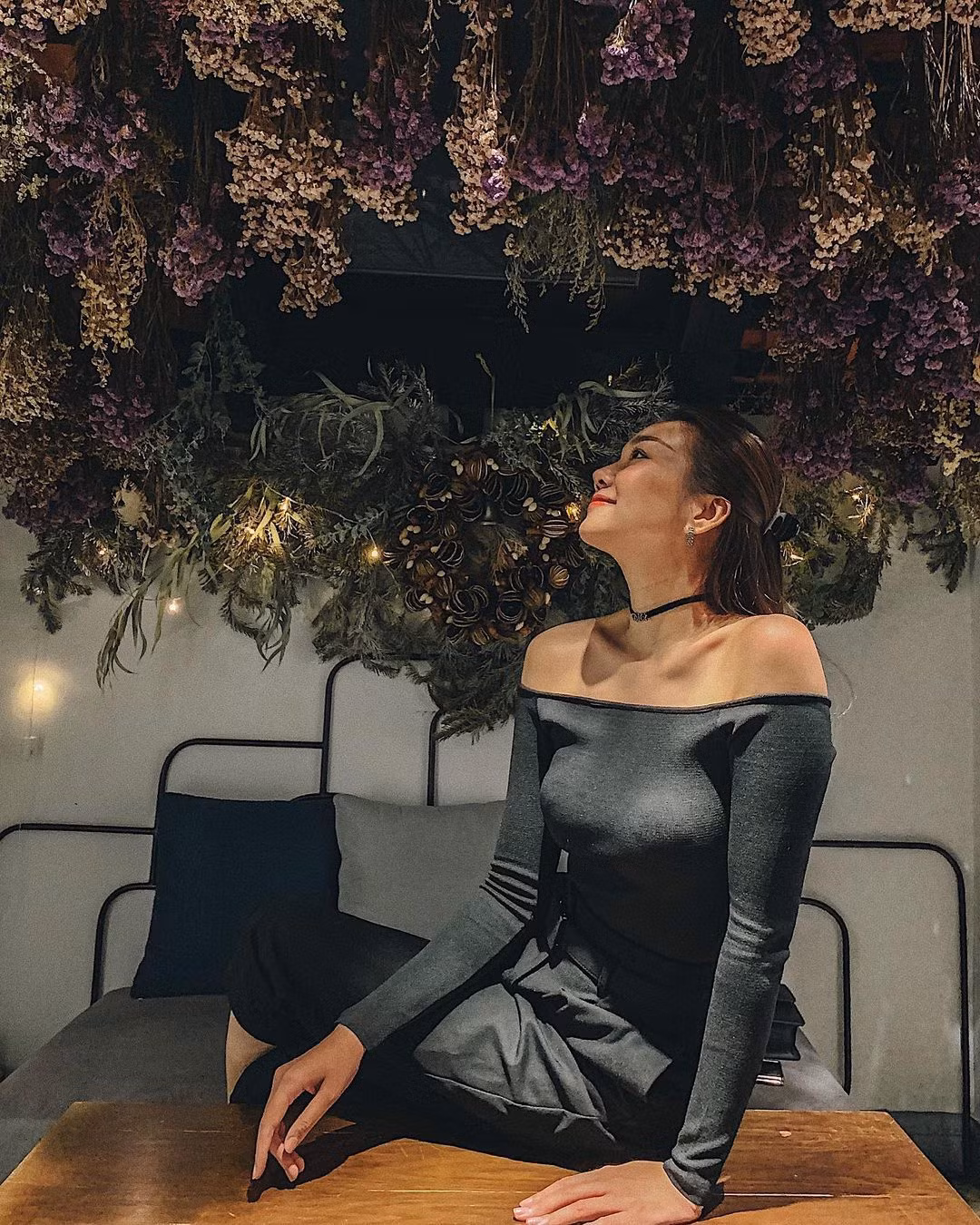 "Đông có lạnh vẫn thích mặc phong phanh, chỉ chờ anh choàng lên vai chiếc áo", siêu mẫu Thanh Hằng khoe vai trần gợi cảm.