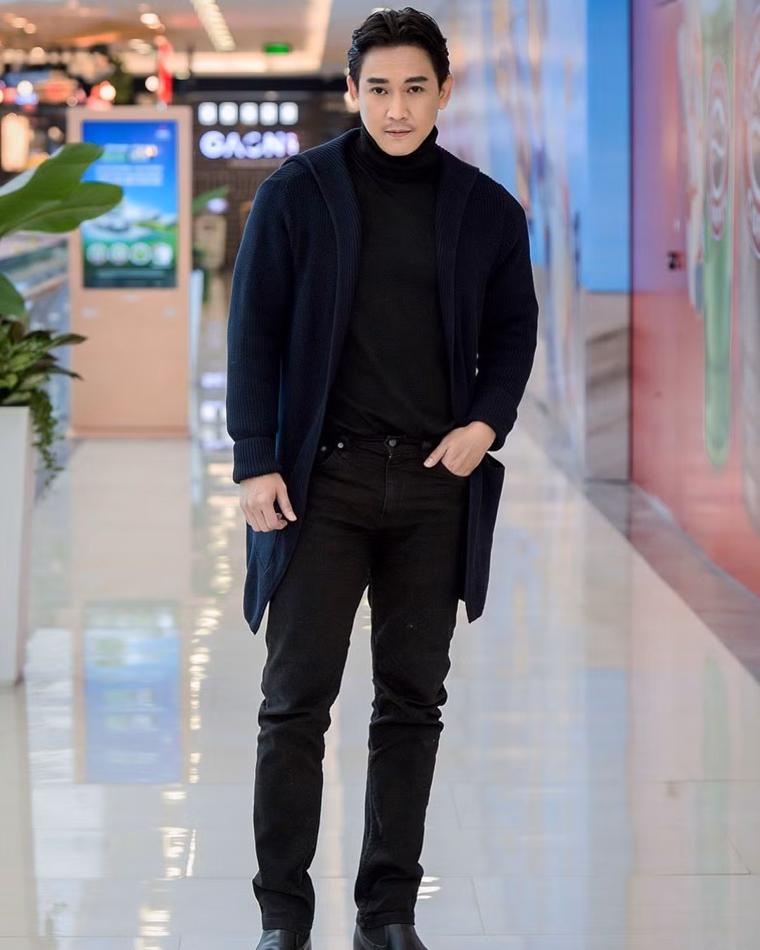 Hứa Vĩ Văn đẹp trai phong độ ở tuổi 40.