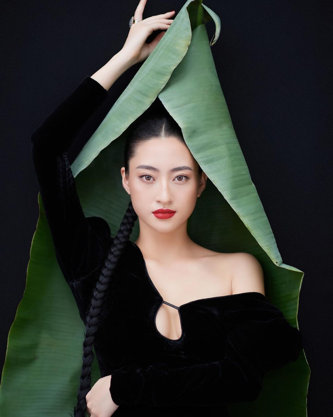 Hoa hậu Lương Thùy Linh gần đây thường xuyên lựa chọn phong cách trang điểm đậm, cá tính.