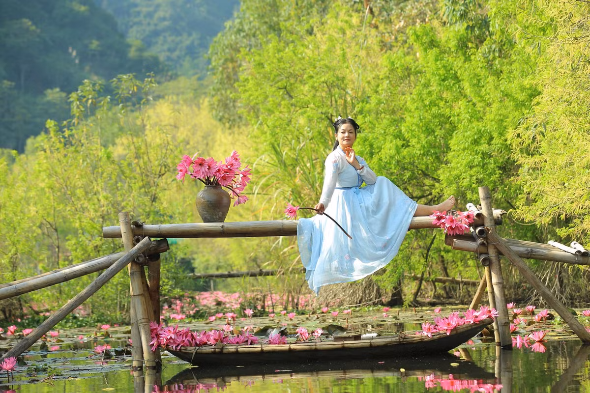 Diễn viên Thu Quế xinh đẹp dịu dàng bên hồ hoa súng.