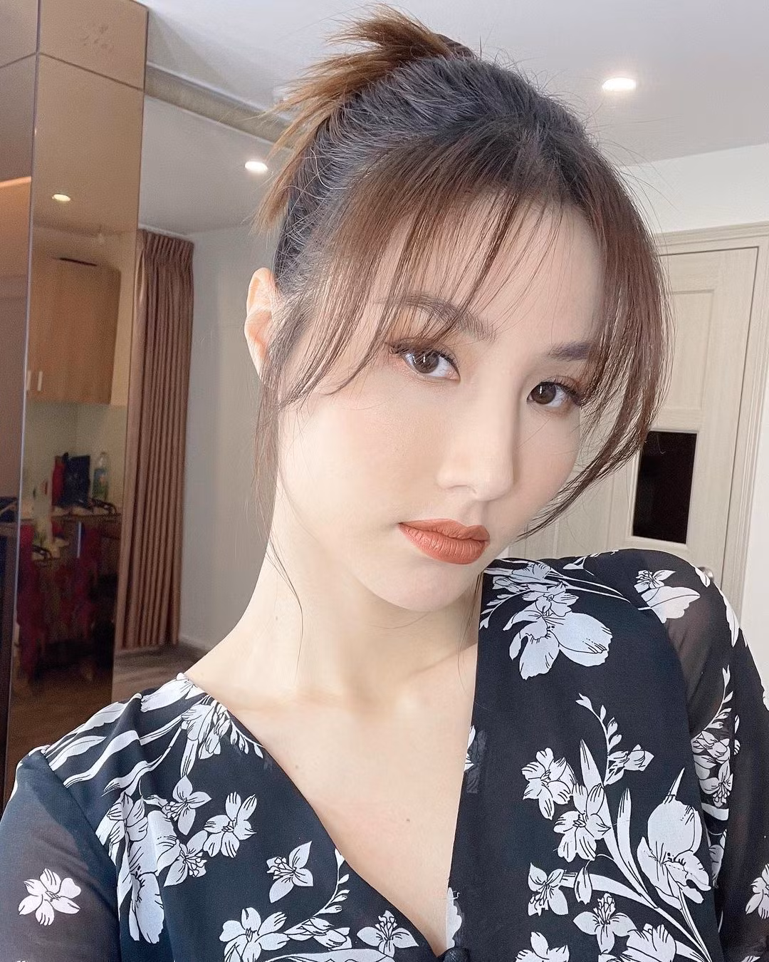 Diễm My 9X búi tóc, trang điểm trông khá khác lạ so với ngày thường.