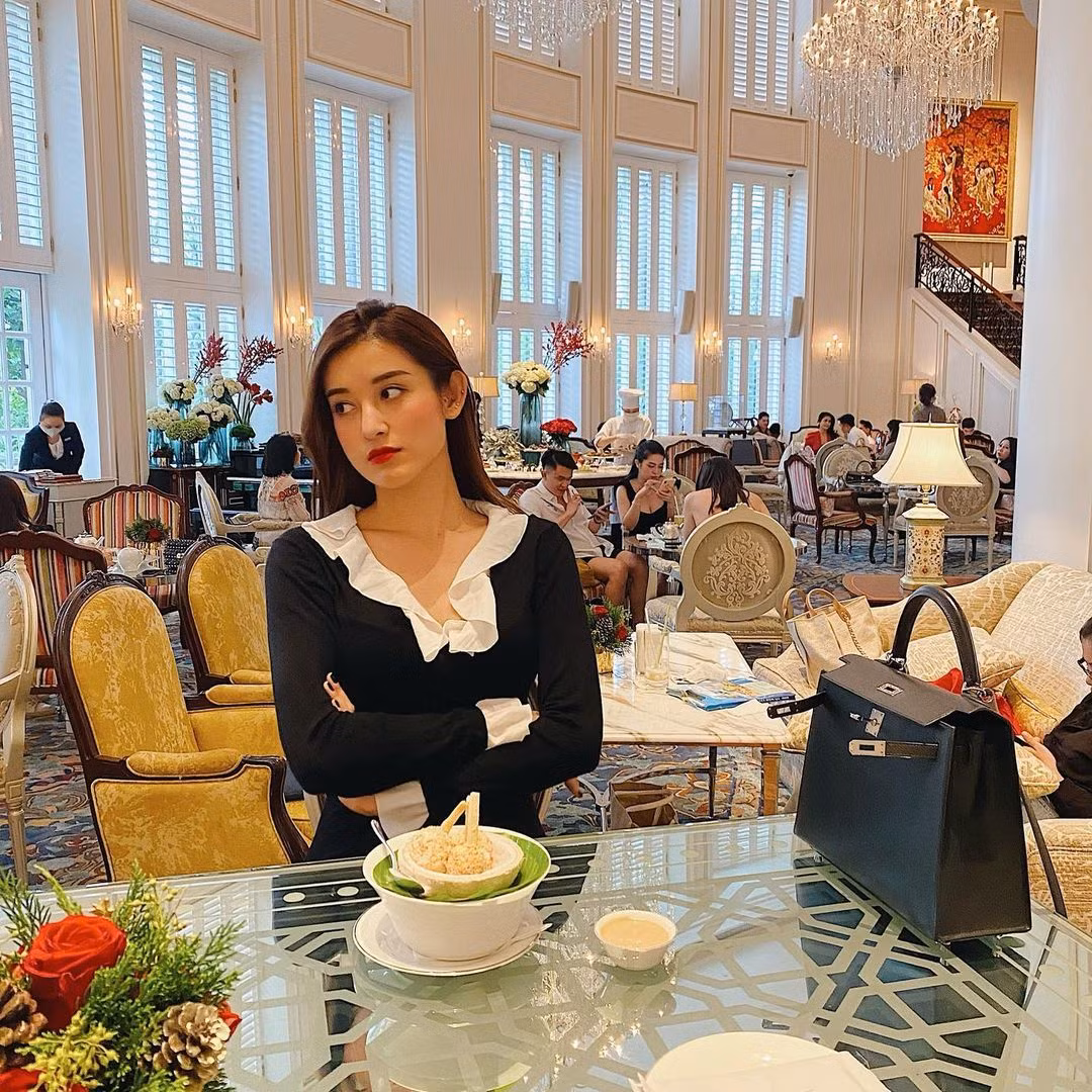 "Hoa trong nghịch cảnh là hoa đẹp nhất, người đáng yêu nhất là người đang xem ảnh này", Á hậu Huyền My 'thả thính'.