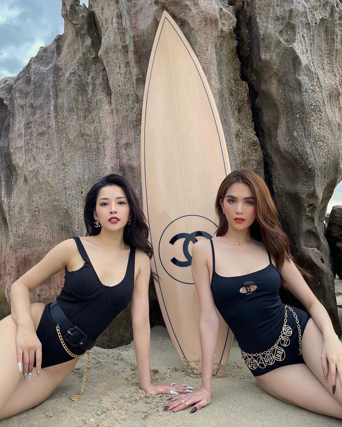 Chiếc ván trượt 250 triệu quả "đáng đồng tiền bát gạo" bên hai cô nàng thần thái.