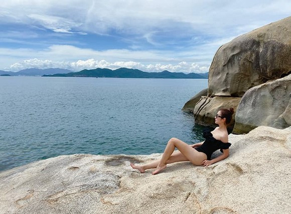 Trải qua 4 lần sinh nở, nàng hậu vẫn sở hữu thân hình nuột nà, đầy cuốn hút.