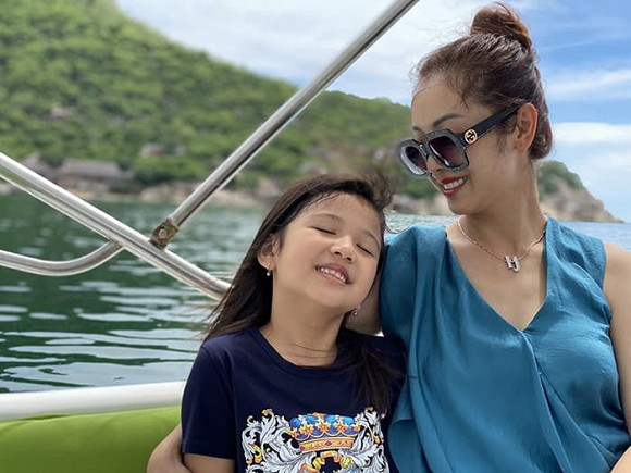 Sau bốn lần sinh nở, Jennifer Phạm vẫn giữ được vóc dáng gợi cảm, không chút mỡ thừa.