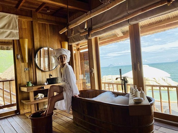 Doanh nhân Đức Hải miệt mài "tác nghiệp" khi vợ thay đổi kiểu tạo dáng, vị trí chụp hình liên tục.