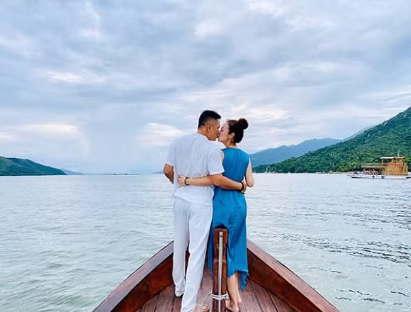 Vợ chồng nàng hậu khoá môi nồng nàn giữa cảnh thiên nhiên.