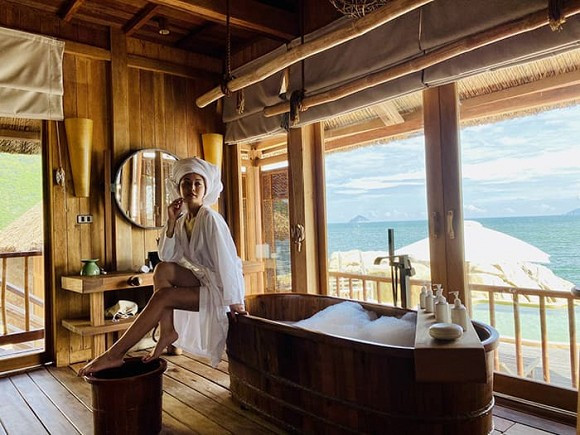 Nàng hậu, cho biết, cô rất hạnh phúc vì ông xã ngọt ngào, luôn chiều lòng vợ từ những việc nhỏ nhất.