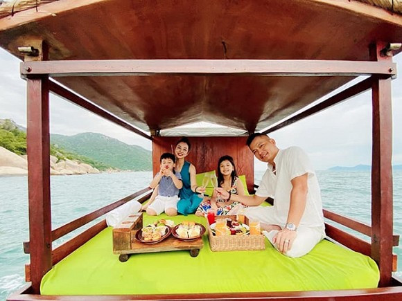 Jennifer Pham khoe dang nuot trong phong tam, khoa moi ong xa