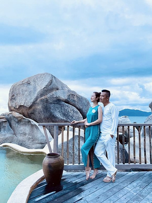 Từ ngày con gái thứ tư cứng cáp, vợ chồng Jennifer Phạm - Đức Hải thường xuyên đi du lịch để sưởi ấm tình cảm. Hoa hậu châu Á tại Mỹ cũng được khen "càng đẻ càng đẹp".