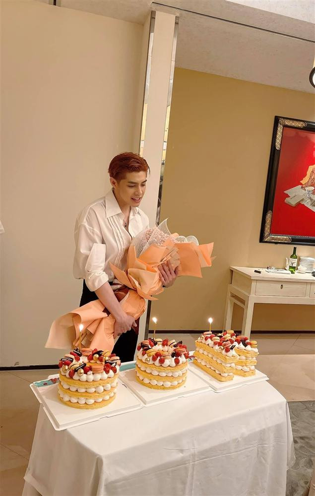 oo Phước Thịnh giữ khư khư bó hoa Mai Phương Thúy tặng trên tay. Nhìn Noo Phước Thịnh - Mai Phương Thúy cười đùa vui vẻ, ôm hôn tình cảm, người hâm mộ được dịp phát cuồng, lại cùng nhau "đẩy thuyền" ra khơi.