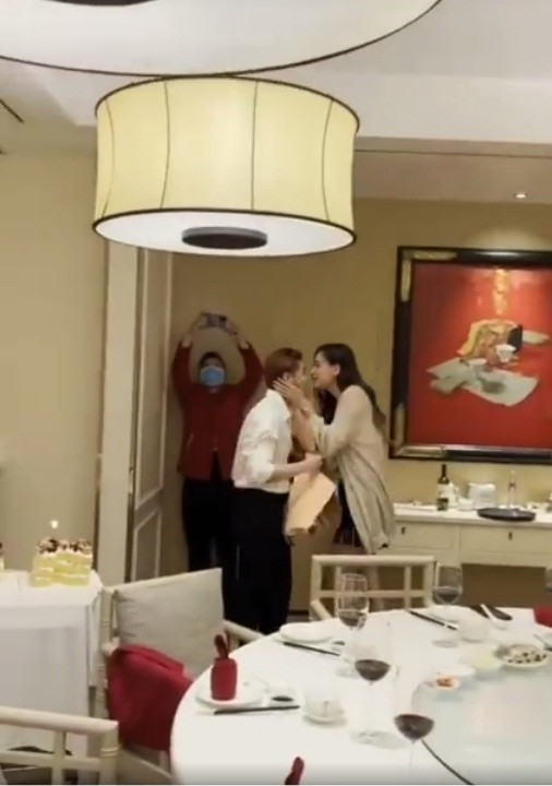 Chưa dừng lại ở đó, một đoạn clip hậu trường bữa tiệc cũng được bạn bè tham gia tiết lộ. Clip ghi lại cảnh Mai Phương Thúy tặng hoa chúc mừng Noo Phước Thịnh.