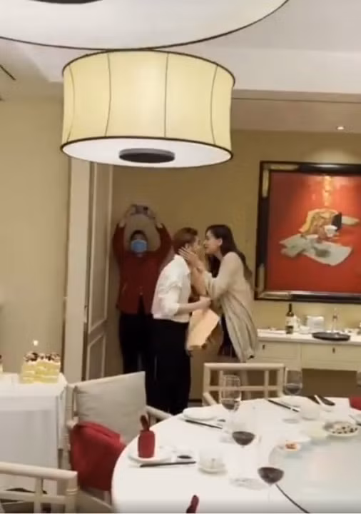 Chưa dừng lại ở đó, một đoạn clip hậu trường bữa tiệc cũng được bạn bè tham gia tiết lộ. Clip ghi lại cảnh Mai Phương Thúy tặng hoa chúc mừng Noo Phước Thịnh.