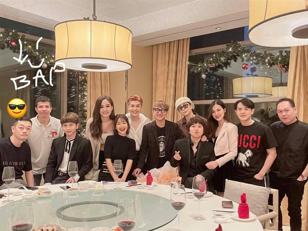 Mai Phuong Thuy hon Noo Phuoc Thinh trong tiec sinh nhat gay sot