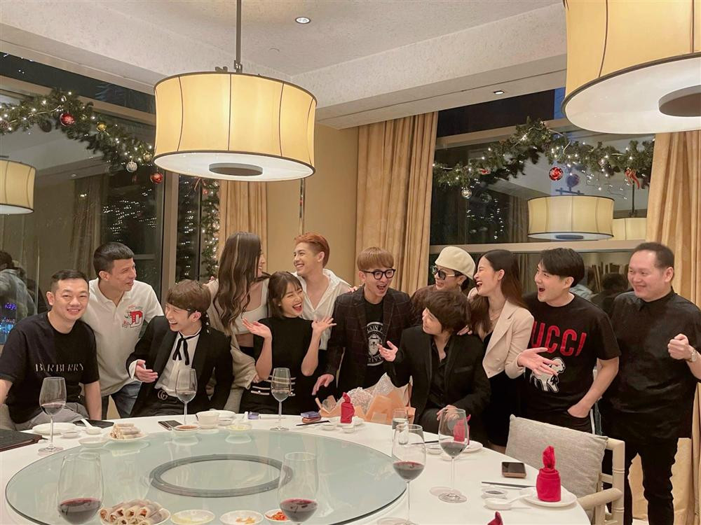 Đặc biệt, sự xuất hiện của hoa hậu Mai Phương Thúy trong ngày vui của Noo Phước Thịnh thu hút rất nhiều sự chú ý. Như thường lệ, cả hai lại "kè kè" bên nhau trong những bức ảnh tập thể lại còn cười đùa vui vẻ làm sao...