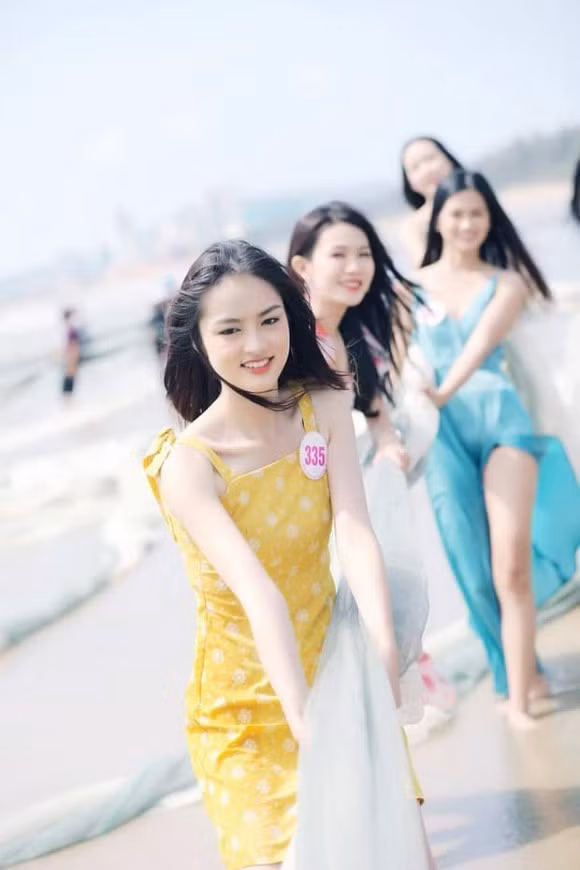 Anh thi sinh Hoa hau Viet Nam 2020 keo luoi bi la o kem duyen-Hinh-2