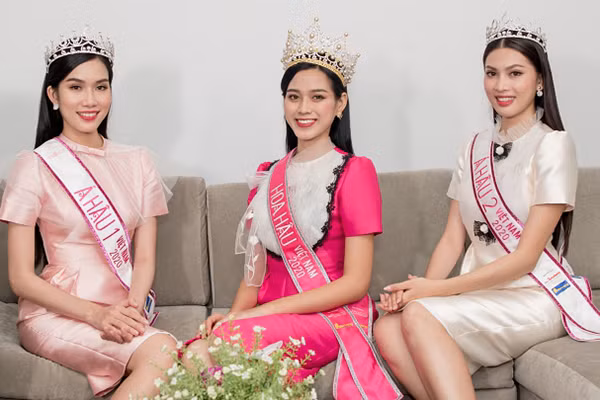 Sot anh Hoa hau Do Thi Ha lam lem di cay khi chua dang quang-Hinh-9