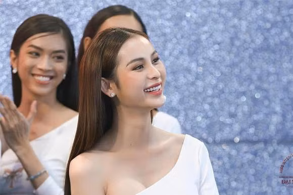 Ở chặng đường đầu tiên, Tường Vi chiến thắng thử thách chụp ảnh quảng cáo. Nhiều khán giả dự đoán nếu cố gắng trau dồi, Tương Vi sẽ rộng đường tiến vào Top 3 chung cuộc.