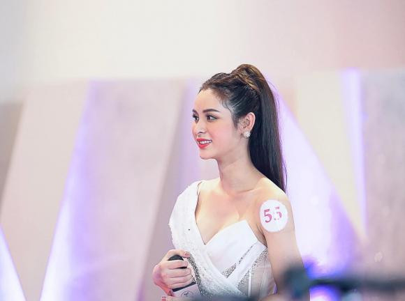 br/> Thời gian gần đây, chương trình "Đại sứ hoàn mỹ" - cuộc thi tìm ra Hoa hậu Chuyển giới Việt Nam 2020 đang nhận được sự quan tâm của cư dân mạng. Trong đó, có thí sinh Nguyễn Phạm Tường Vi 23 tuổi, đến từ Đắk Nông đang là gương mặt nhận được nhiều chú ý nhờ lợi thế gương mặt xinh đẹp.