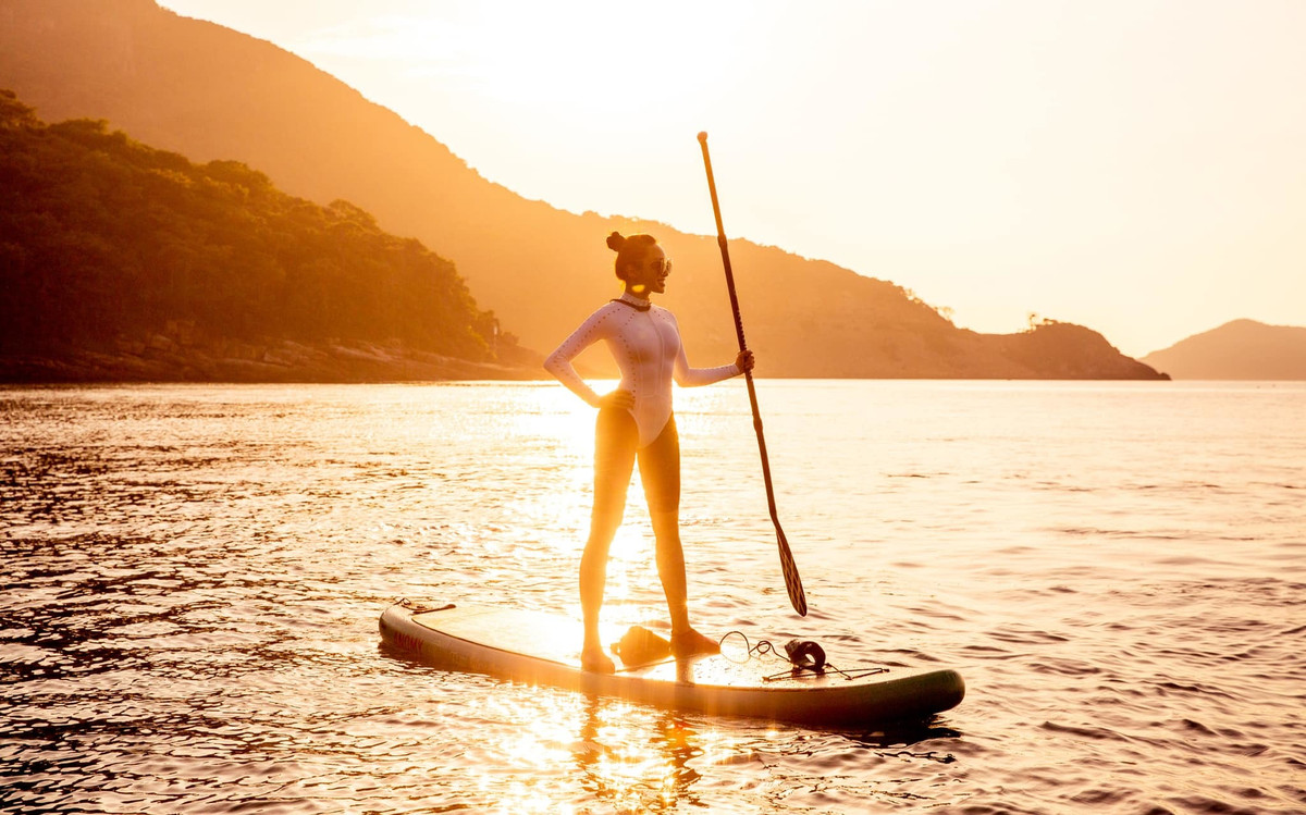 “Cảm ơn vợ yêu đã đồng cam cộng khổ cùng chồng trong suốt thời gian qua, thật không dễ dàng. Họ có ác với mình như thế nào đi chăng nữa, nhất định chúng ta không thể là như thế dù chỉ là một phần nhỏ. Cuộc sống này có bất công nhưng cũng rất công bằng. Ai gây ra lỗi lầm gì, bản thân phải chịu trách nhiệm, không ai gánh thay được. Muốn đẩy lùi bóng tối, hãy thắp lên một chút ánh sáng. Chúng ta nhất định không để sai lầm của họ làm nổi khổ của mình. Yêu vợ thật nhiều”, Chi Bảo bày tỏ.