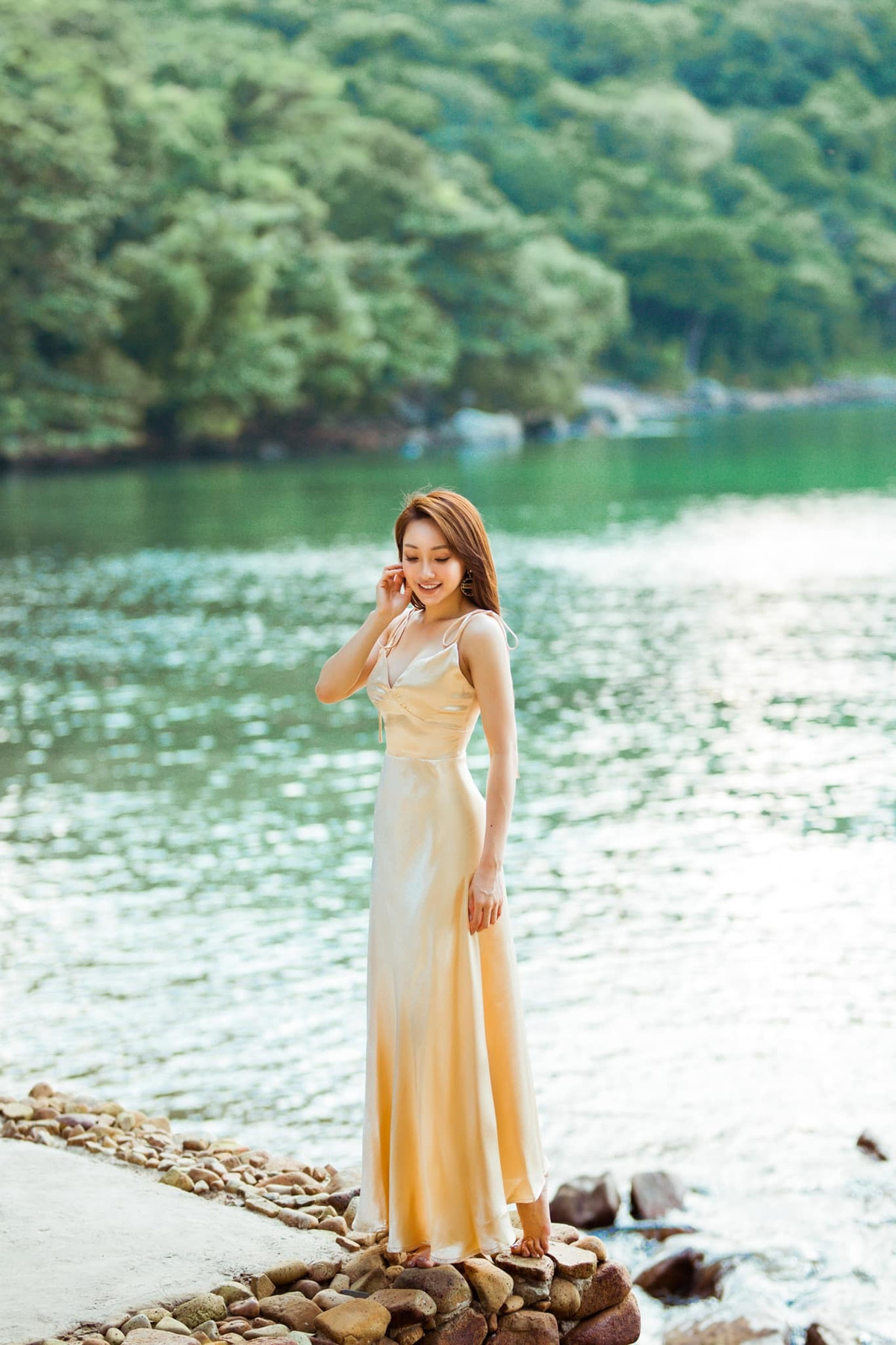 Tuần trước, bạn gái của diễn viên Chi Bảo khoe những bức ảnh nghỉ dưỡng ở Côn Đảo cùng bạn trai. Cô gọi anh là “báu vật” và nói: “Sóng gió làm chúng tôi thương nhau hơn, hạnh phúc hơn”. Chi Bảo đáp lại bạn gái bằng những lời tình cảm.