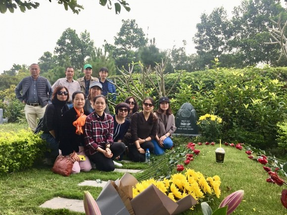 Trần Lập sinh năm 1974 tại Hà Nội, là người tiên phong trong việc đưa rock Việt đến với khán giả trẻ. Với vai trò nhạc sĩ, ca sĩ chính trong Bức Tường.