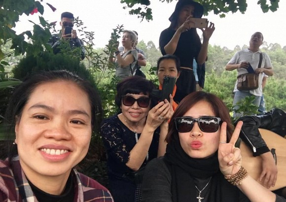 Sau khi chồng qua đời, chị Mai Hoa cố gắng vực dậy tinh thần để chăm sóc hai con. Ngoài công tác ở bệnh viện phụ sản Trung ương, bà xã Trần Lập dành nhiều thời gian để gặp gỡ bạn bè, du lịch. Cuộc sống của mẹ con chị hiện tại rất bình yên.