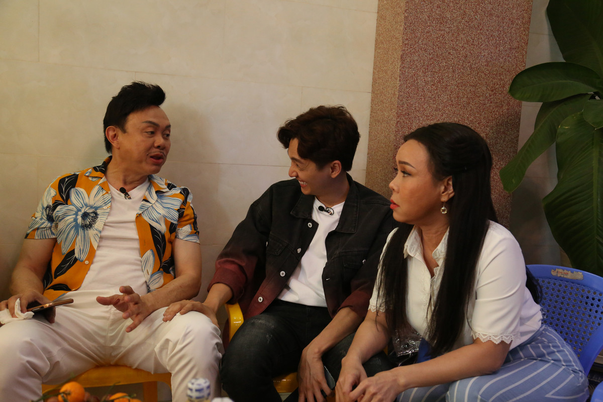 Hậu trường, cố nghệ sĩ Chí Tài vui vẻ trò chuyện cùng Ngô Kiến Huy và Việt Hương.