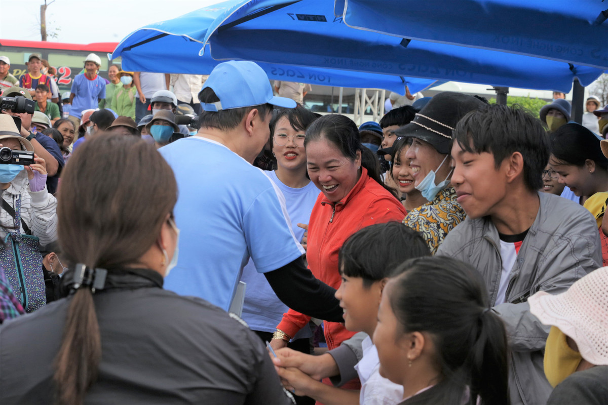 Trong suốt chặng đường tham gia cùng chương trình, cố nghệ sĩ luôn mang lại năng lượng tích cực, được bà con yêu thích và vây quanh, xin chữ ký, chụp hình, bắt tay…