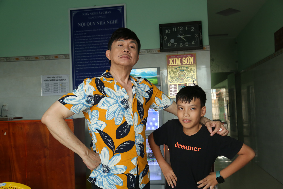 Tích cực tham gia các thử thách chương trình nhằm đem đến hội đổi đời cho những hoàn cảnh bất hạnh, cố nghệ sĩ cho biết dù quay dưới trời nắng nóng nhưng không thấy mệt vì được bà con ủng hộ.