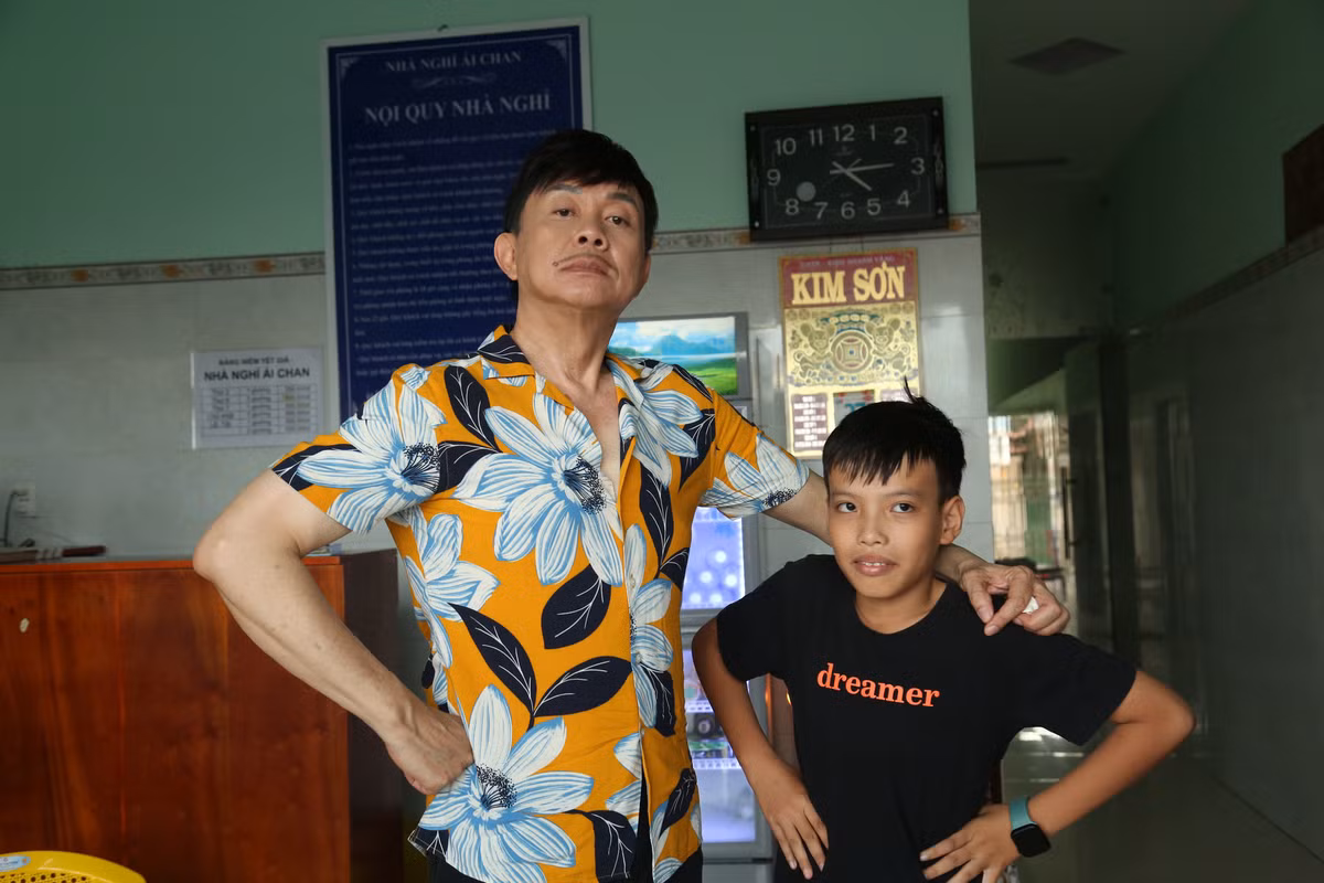 Tích cực tham gia các thử thách chương trình nhằm đem đến hội đổi đời cho những hoàn cảnh bất hạnh, cố nghệ sĩ cho biết dù quay dưới trời nắng nóng nhưng không thấy mệt vì được bà con ủng hộ.