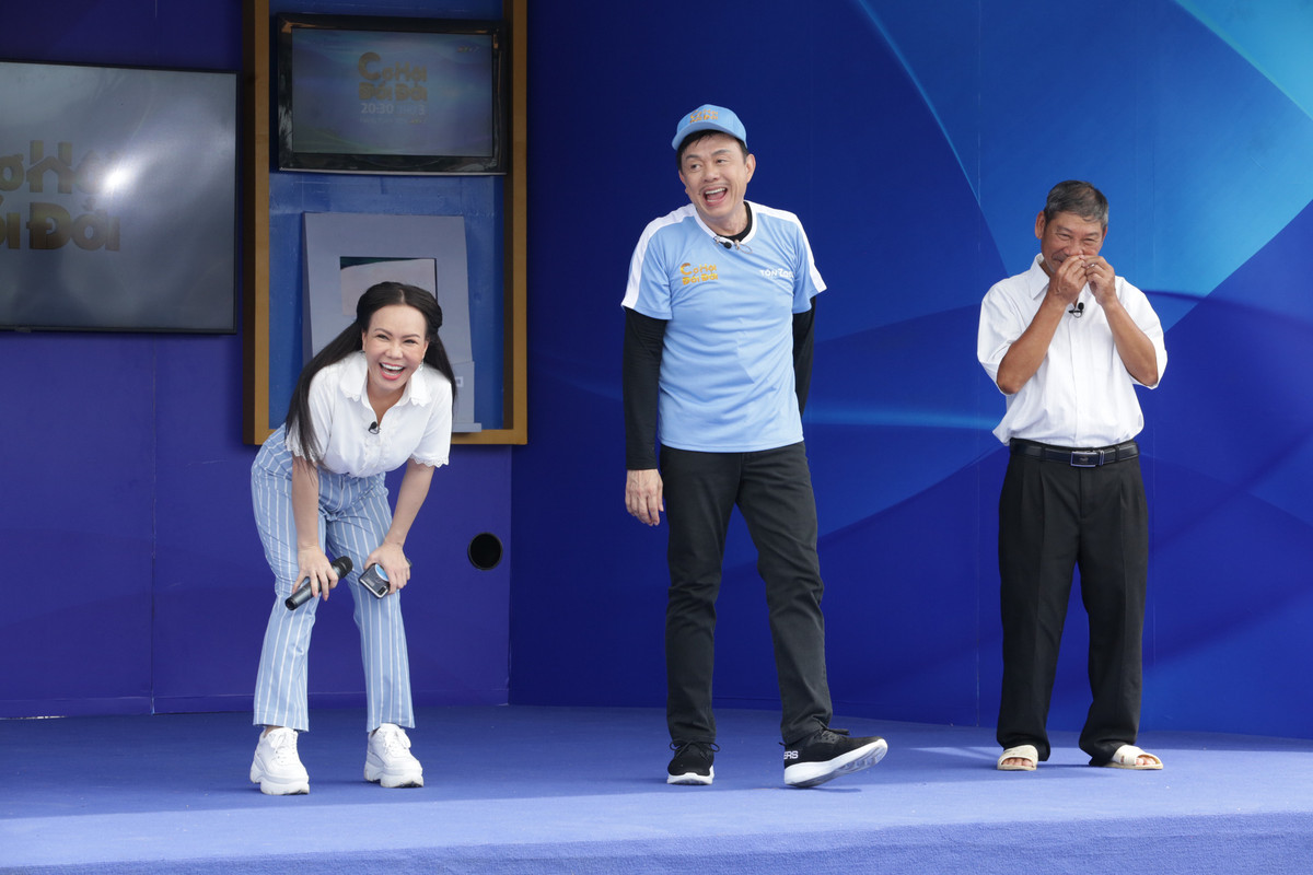 Hậu trường ghi hình, khi gặp hai "đàn em" Việt Hương - Đại Nghĩa hay khách mời, nghệ sĩ Chí Tài luôn pha trò, tạo niềm vui và sự thoải mái cho mọi người.