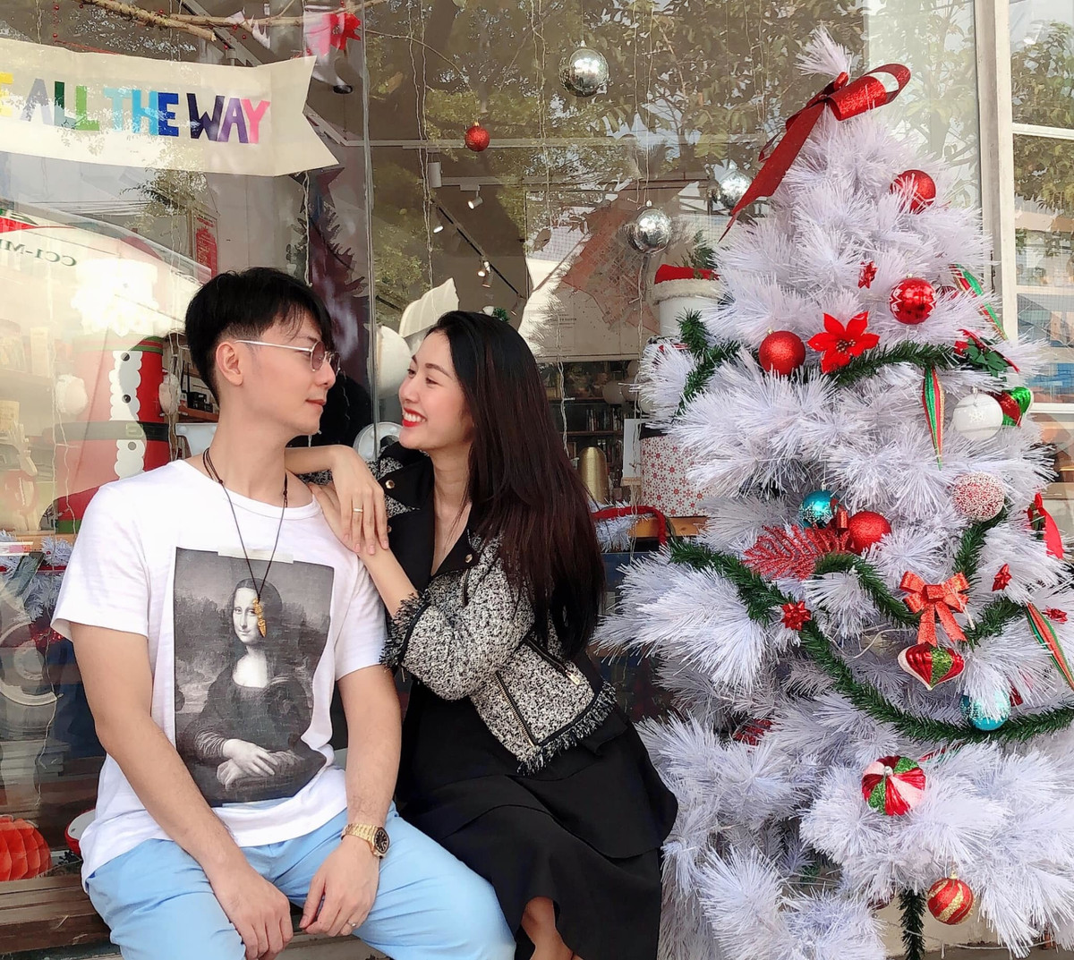 Á hậu Thúy Vân xinh tươi chụp ảnh cùng chồng bên cây thông Noel.