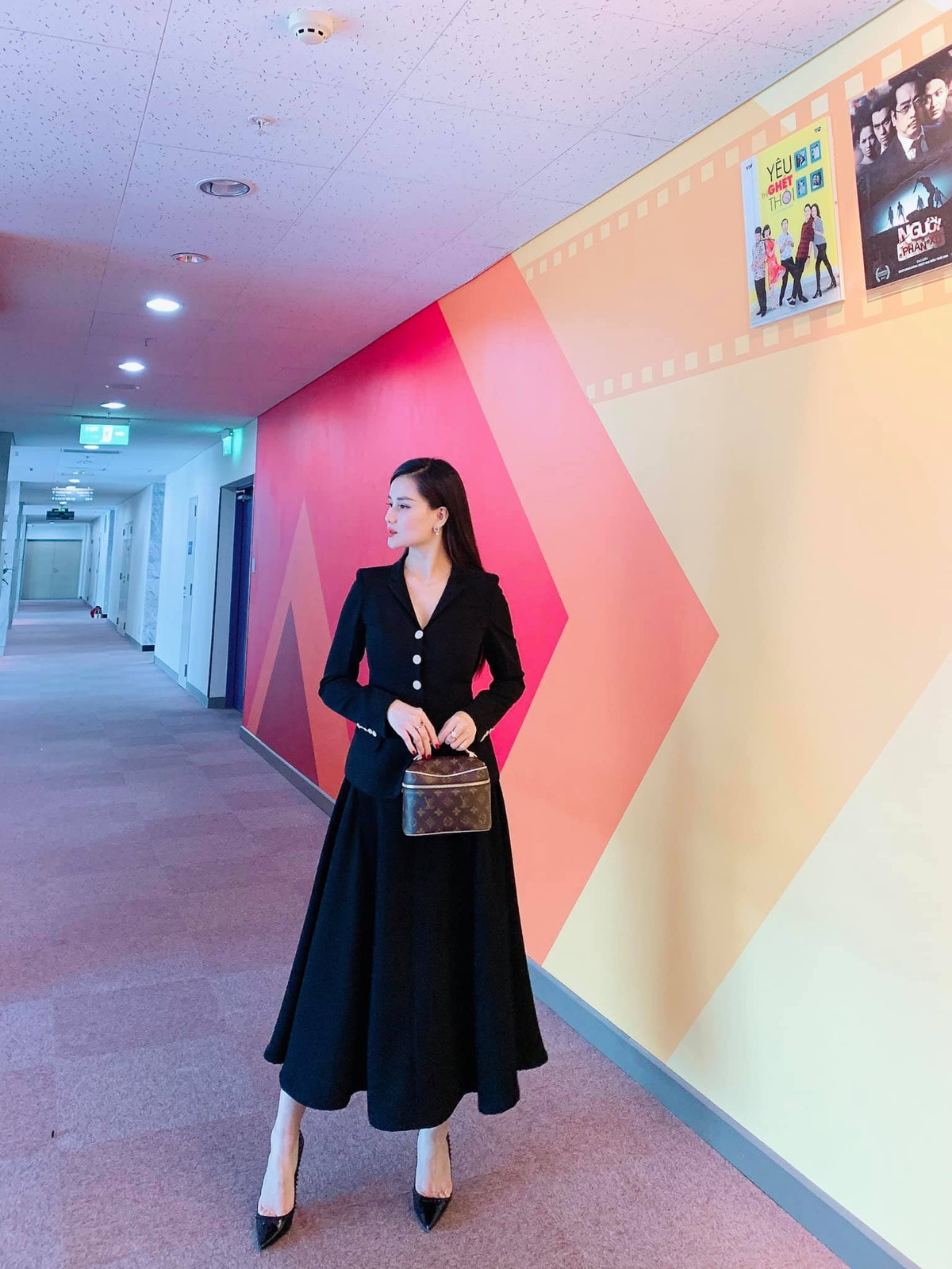 MC Huyền Châu "Cà phê sáng" sang trọng với set đồ đen khi đi làm.
