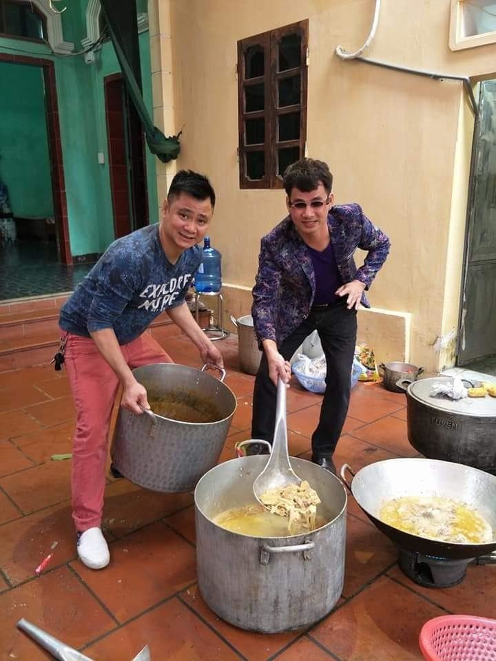 "Trời mùa đông, về nhà Tự Long nấu rồi cháo ăn cho ấm, chỉ đơn giản thế thôi, bình thường thế thôi, mộc mạc thế thôi", Xuân Bắc chia sẻ hình ảnh giản dị cùng Tự Long.