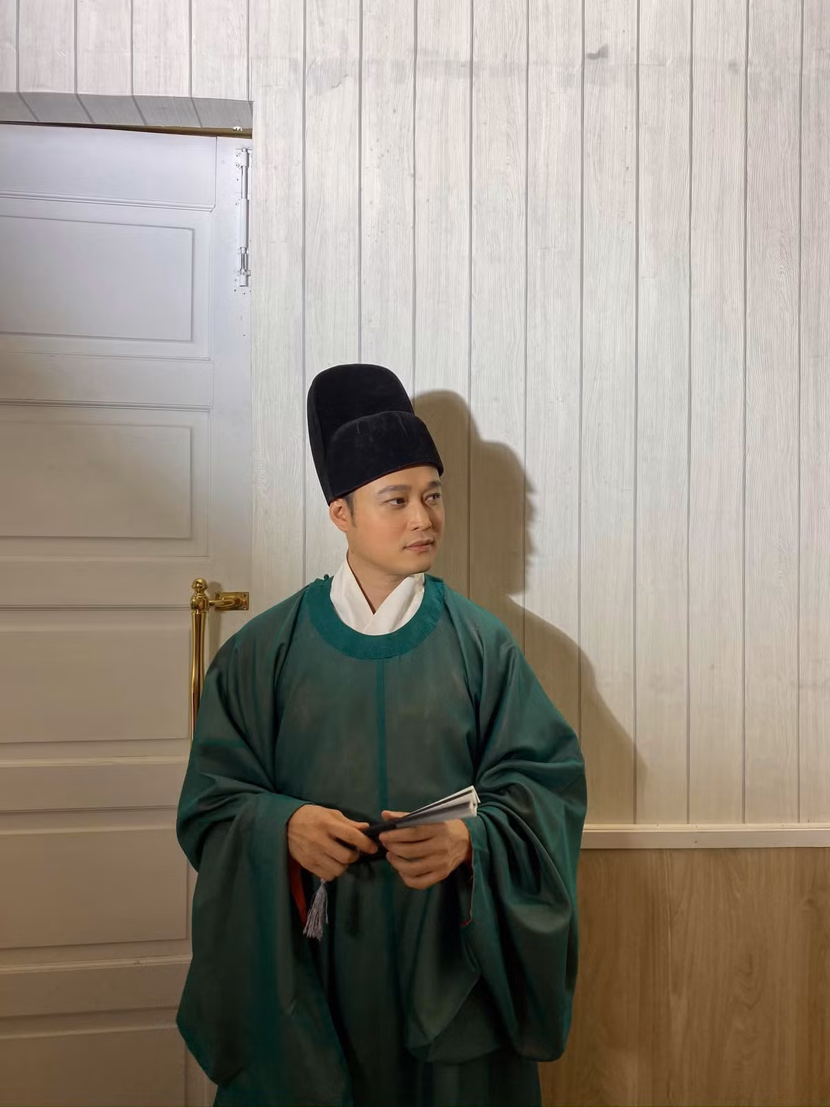 Quang Vinh khác lạ trong tạo hình nhân vật quan huyện trong một dự án của Trịnh Thăng Bình.