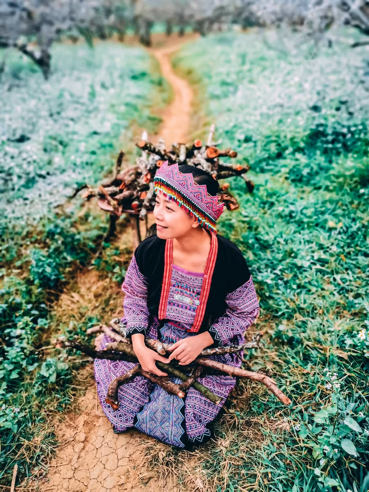 Nghệ sĩ Chiều Xuân hóa thân "cô bé dân tộc" đi hái củi.