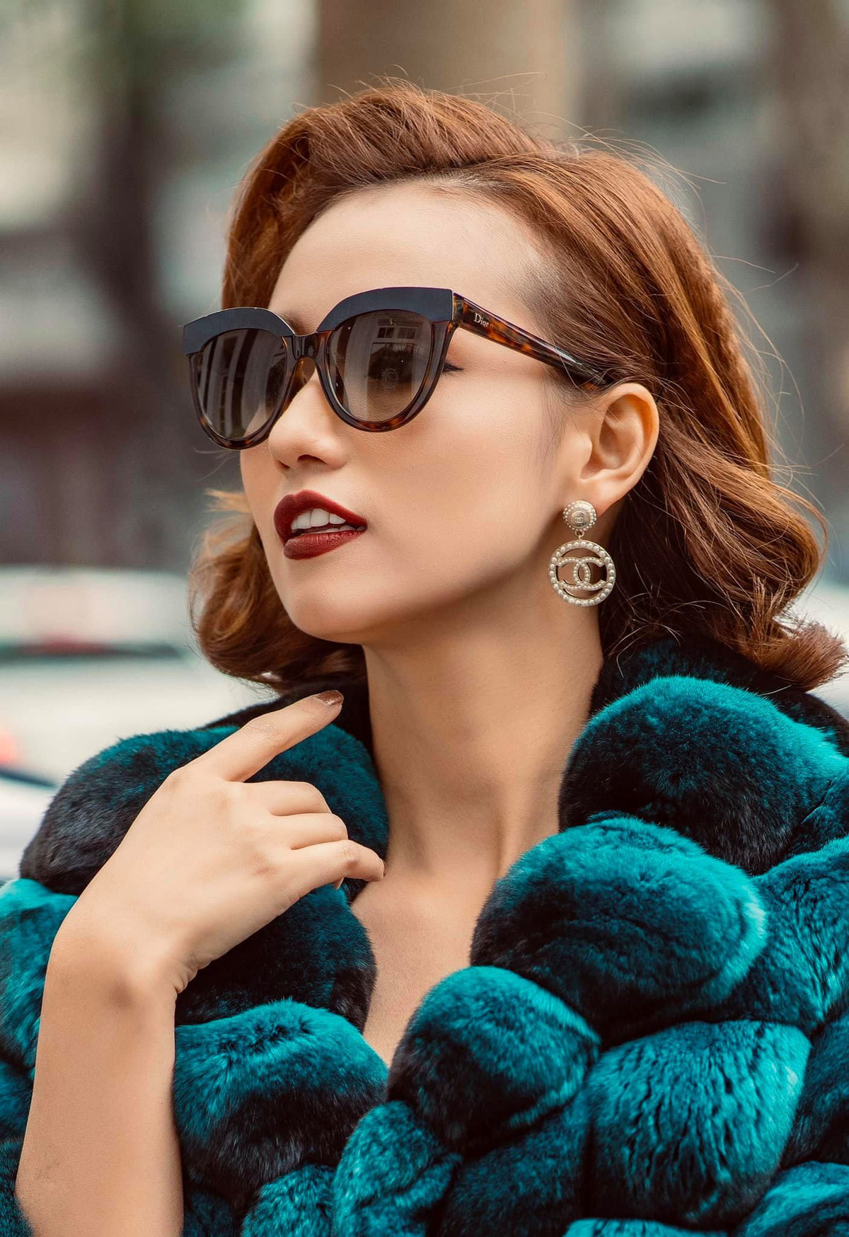 Diễn viên Lã Thanh Huyền mặc áo ấm đón đông về.