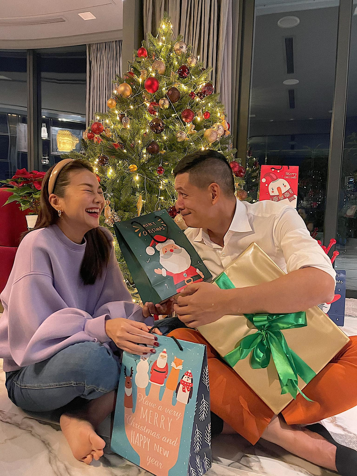 Sao Việt hôm nay 16/12: "Lâu lắm rồi mới gặp lại Bình Minh. Ổng hỏi khi nào lấy chồng? Mình trả lời: Lấy ai bây giờ? Và tất nhiên không phải người mà anh biết", Thanh Hằng chụp ảnh chung với Bình Minh.