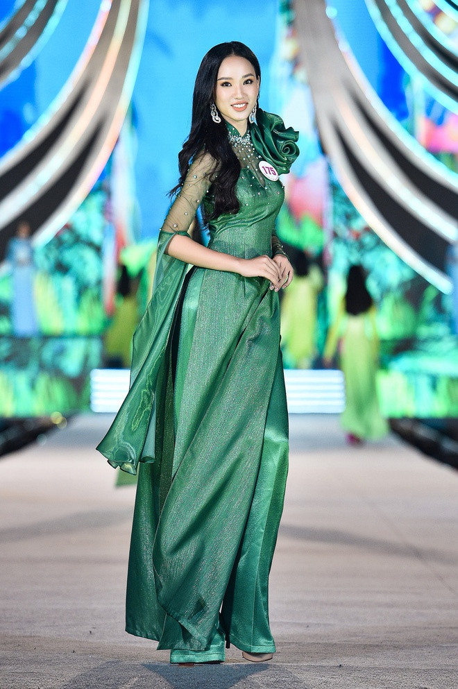 Ao dai o Hoa hau Viet Nam bi che diem dua, NTK len tieng