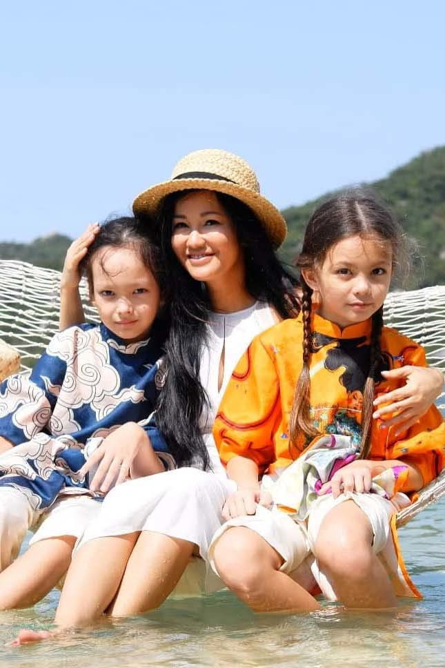 Cô thường xuyên đăng tải những hình ảnh vui vẻ khi dành nhiều thời gian đi chơi, nghỉ dưỡng cùng các con và những người bạn bè thân thiết khắp nơi.